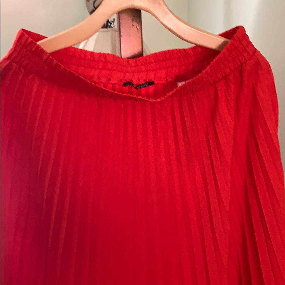 Red pleated skirt - Picture 5 of 11